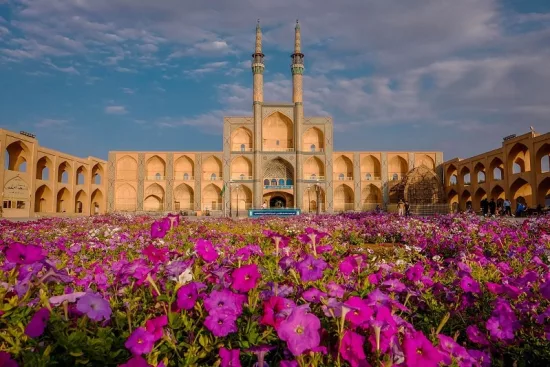 Choosing the right tourist guide in yazd