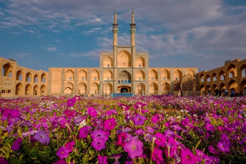 Choosing the right tourist guide in yazd